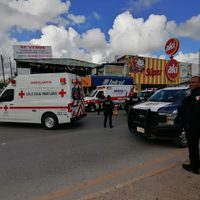 Hombres armados entran y asesinan a tres personas en restaurante de Cancún