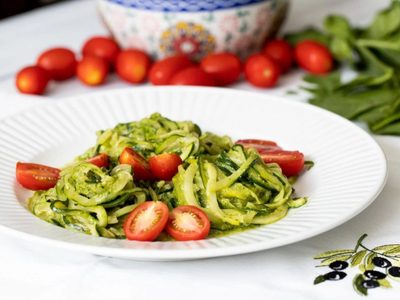 “Zoodles” al pesto: una alternativa baja en carbohidratos para sustituir la pasta