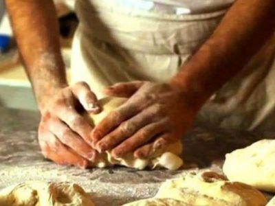 Lo dejaron sin trabajo después de 27 años y abrió su propia panadería en Chos Malal