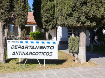 Policías antinarcóticos de Neuquén desbarataron una banda de narcomenudeo en Centenario