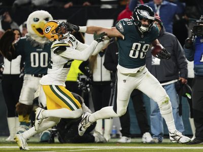 Hurts lanza para 2 TD y Goedert hace una jugada estelar en victoria de Eagles 22-10 sobre Packers