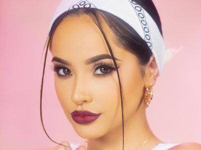 "¡Te convence así!" Becky G realizó una invitación de lujo a sus fans con una infernal foto