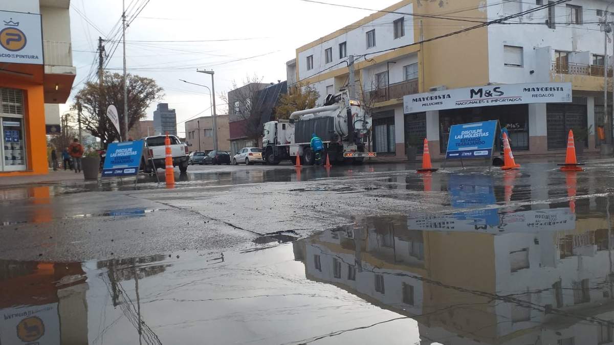 Los vecinos se quejan por el malestar que les ocasionan las aguas servidas en el bajo neuquino. Fuente: (Twitter)