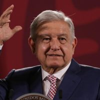AMLO recomienda al INE hacer una encuesta sobre la reforma electoral