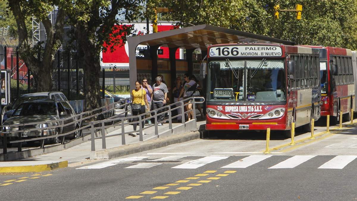 El paro de colectivos lo adelantan tres empresas del AMBA. Fuente: (X)
