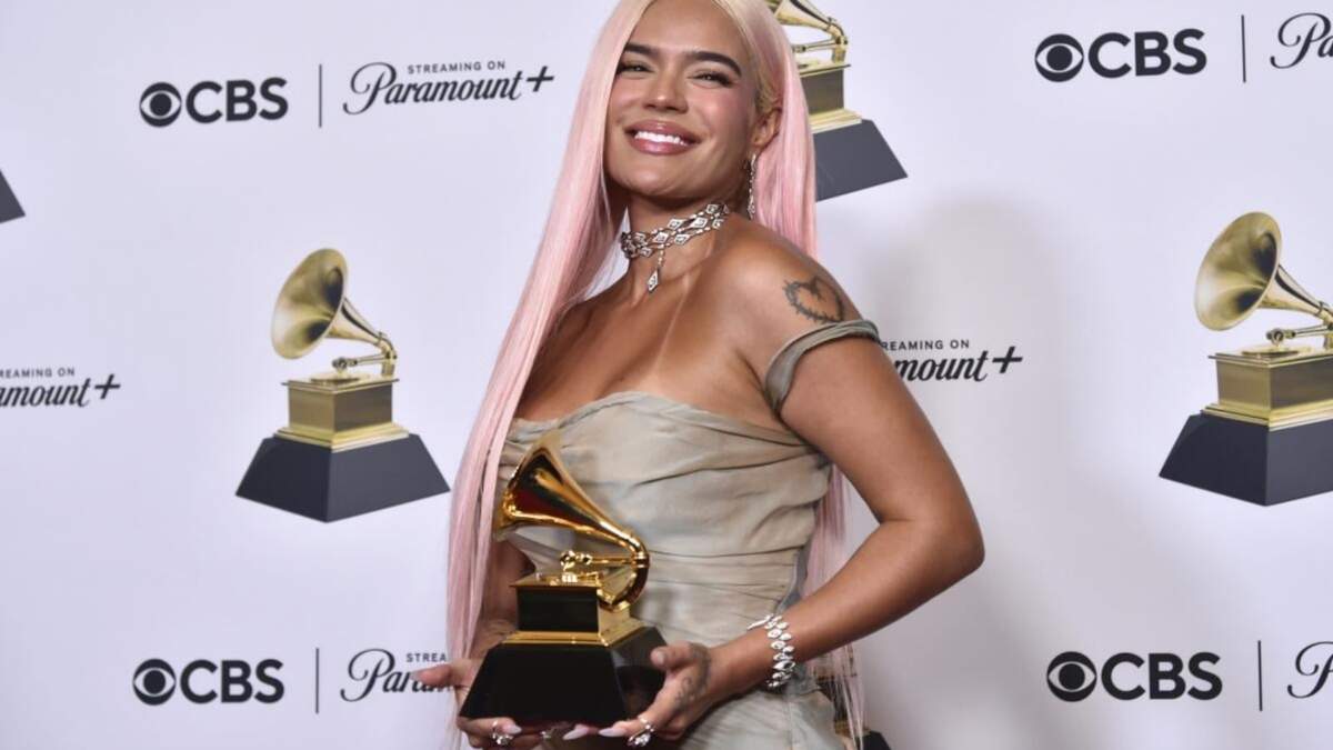 Karol G posa en la sala de prensa con el premio al mejor ábum de música urbana por "Mañana será bonito" en la 66a entrega anual de los Grammy el 4 de febrero de 2024, en Los Angeles