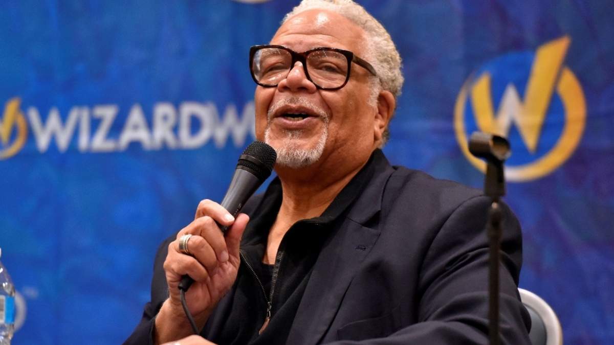 Ken Page aparece en Wizard World en Chicago el 25 de agosto de 2019
