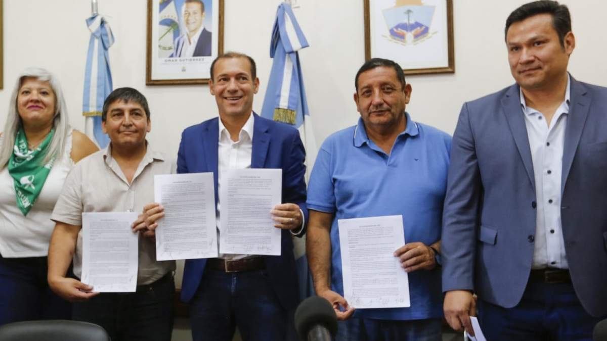 UPCN y otros gremios luego de firmar el nuevo acuerdo salarial. Fuente: (Neuquén Informa)