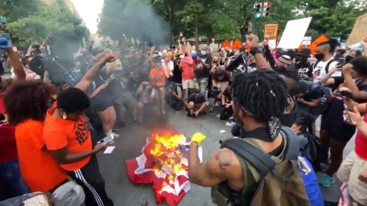 Manifestantes queman bandera de Estados Unidos durante protesta del movimiento Black Lives Matter, en 2020