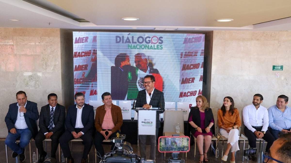 El diputado morenista en la conferencia