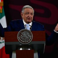 AMLO entregará a la CNTE el costal de piedras que lanzaron a Palacio Nacional