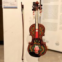 Instrumentos musicales con arte huichol de la Colección Hermes