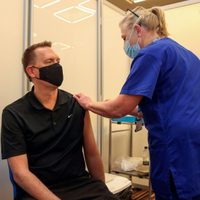 Reino Unido es el primer país en aprobar una vacuna que ataca dos variantes del coronavirus