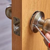 Nunca más vas a tener camperas tiradas en casa, mirá lo que podés hacer con los picaportes de las puertas viejas