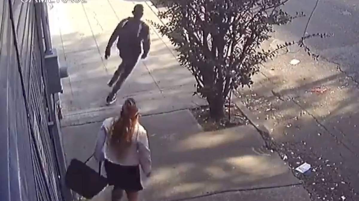 El momento en el que huye el agresor