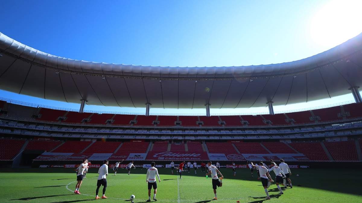 El equipo de Chivas en el estadio Akron. Foto: @ChivasEN_