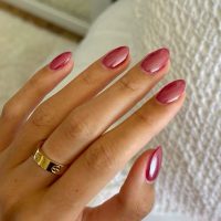 Descubrí las chrome nails: el Nail Art metalizado que es tendencia en 2025 y realza la elegancia de tus manos