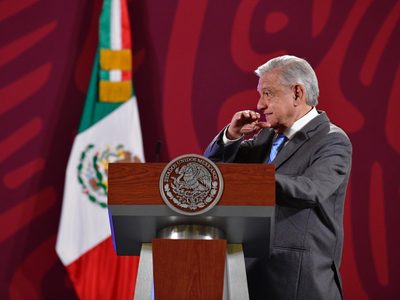 AMLO pide a medios hacer reportajes sobre políticos corruptos... pero de sexenios pasados