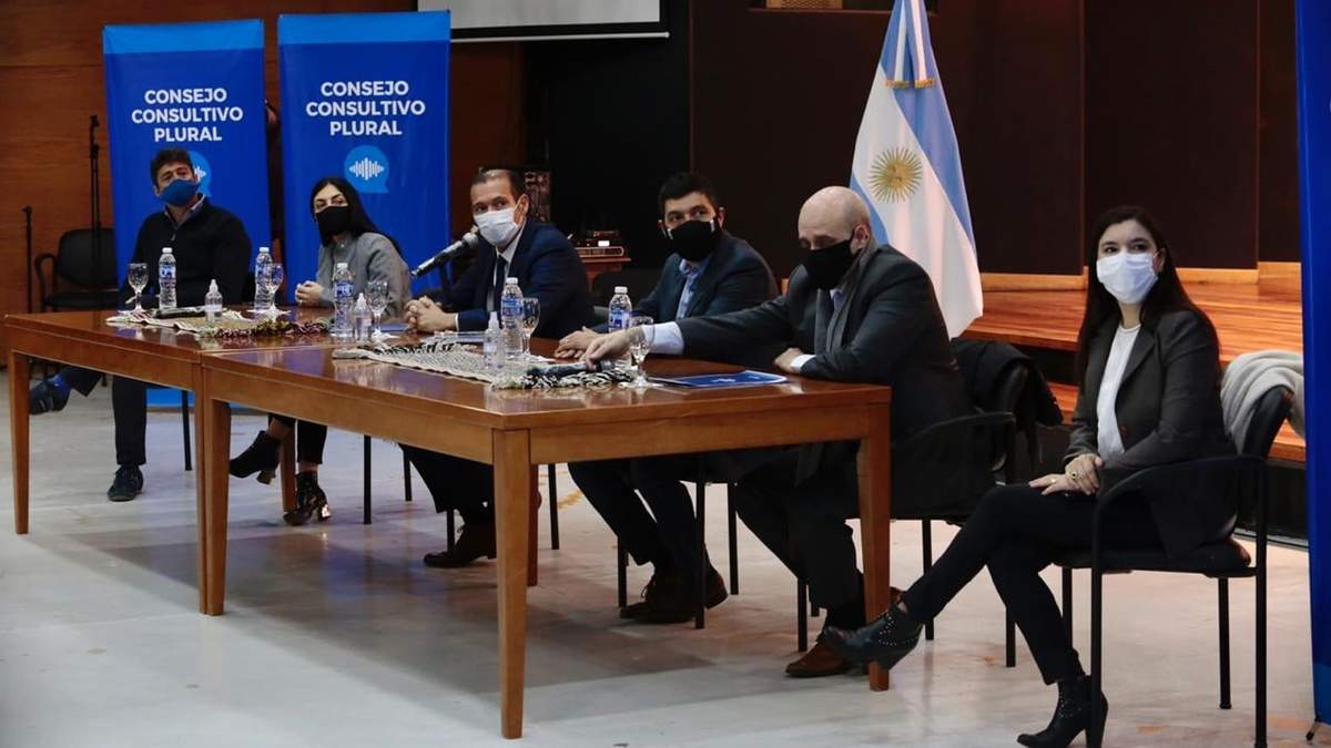 Autoridades del gobierno en conferencia de prensa. Fuente: (Twitter)
