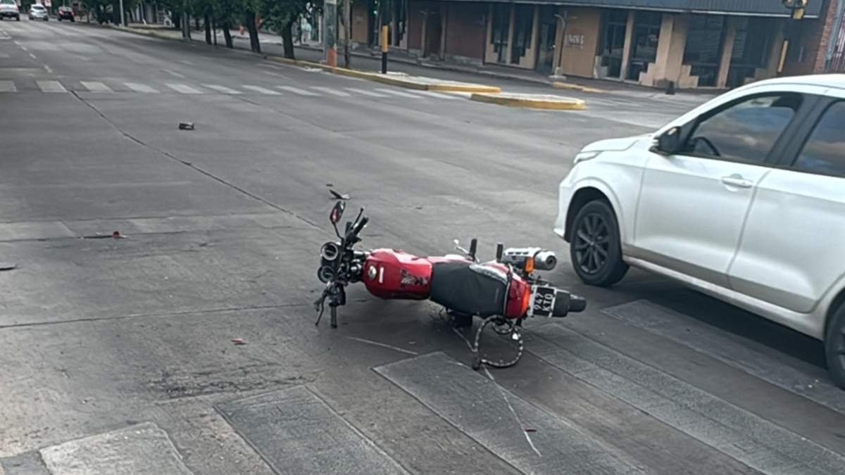 Un policía resultó herido tras un accidente en moto