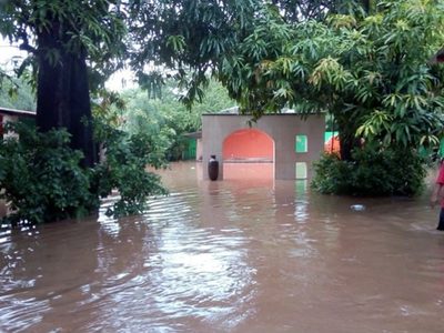 Se desborda río en Michoacán e inunda viviendas; alcalde de Tiquicheo, entre los afectados