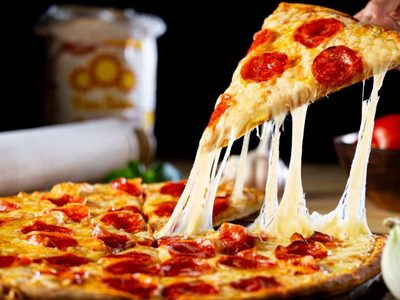 Si te quedó pizza del día anterior, armate este increíble y jugoso sándwich