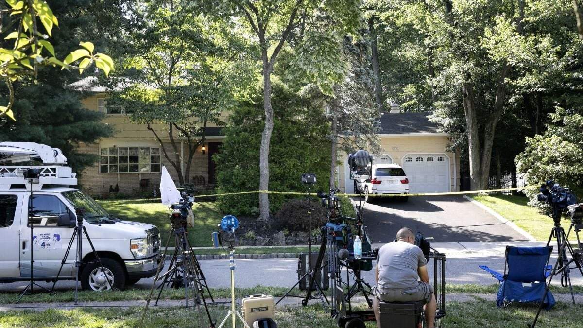 La prensa acude a la casa de la jueza Esther Salas el 20 de julio de 2020 en North Brunswick, Nueva Jersey, tras un ataque en esa casa