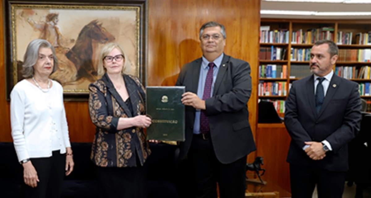 La entrega de la réplica de la Constitución a la presidenta del Tribunal Supremo, Rosa Weber