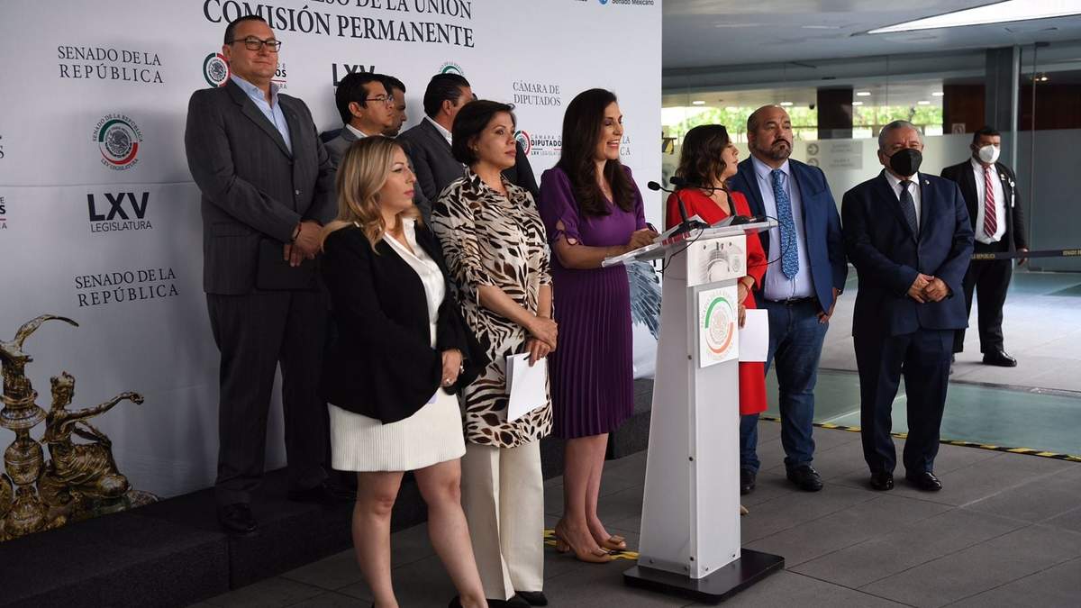Kenia López Rabadán, al micrófono durante conferencia en la Permanente