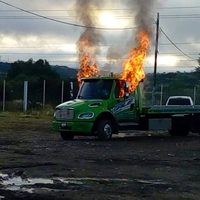 Mototaxistas queman dos grúas y bloquean la carretera Oaxaca-México