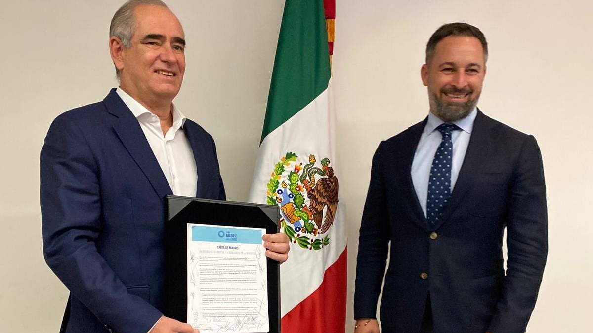 Julem Rementería y el representante de Vox, Salvador Abascal, durante la firma del acuerdo