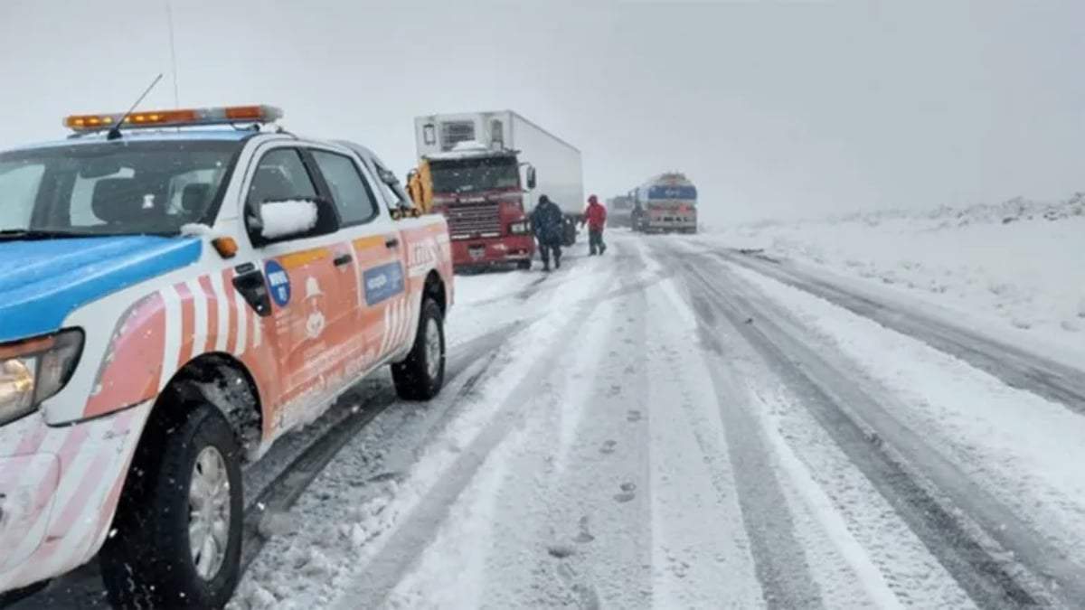 Nevadas en cordillera, heladas en el valle y viento en toda la provincia. Fuente: (Twitter)