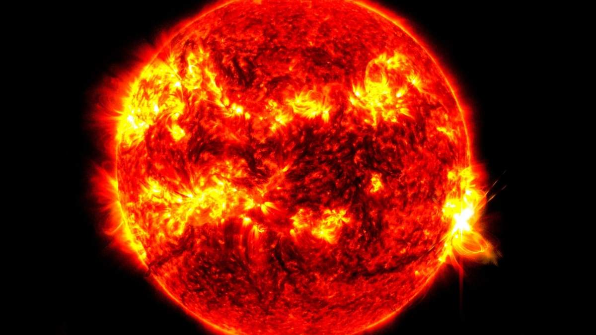 Esta imagen proporcionada por el Observatorio de Dinámica Solar de la NASA muestra una llamarada solar, el brillante destello de la derecha