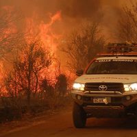Rodeados por el fuego: el video de los bomberos escapando del incendio en Córdoba