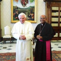 El Papa acepta renuncia de obispo de India acusado de desviar dinero para su esposa e hijo