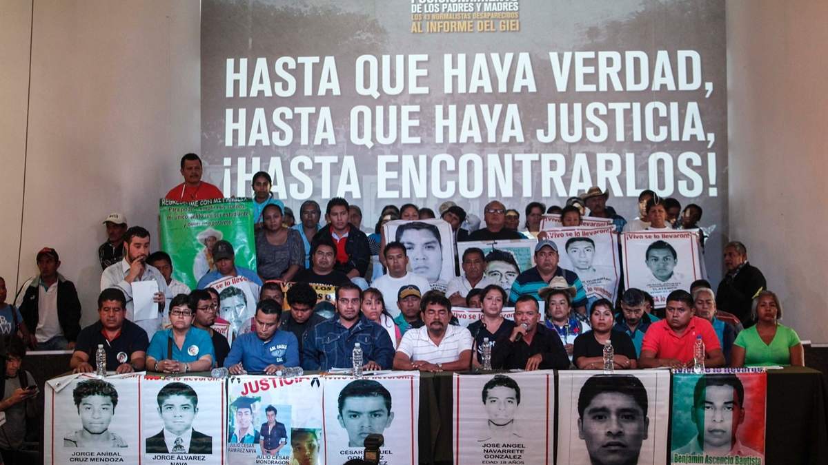 Familiares de los 43 normalistas de Ayotzinapa estuvieron bajo observación