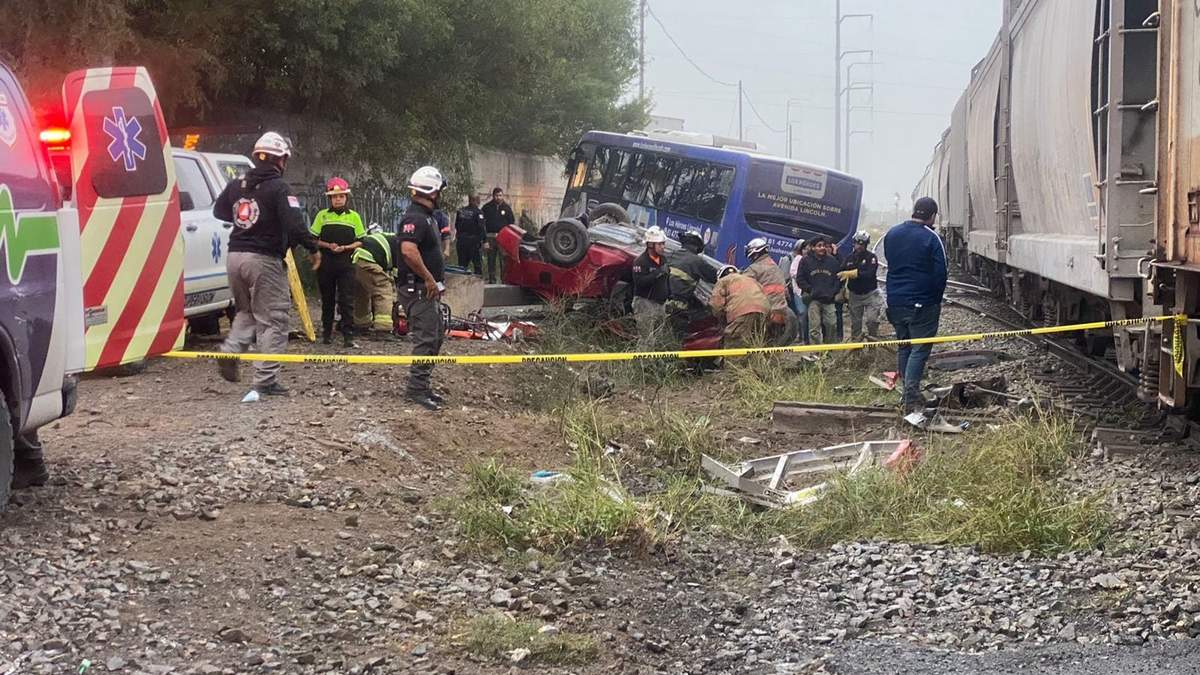 Tren impacta a autobús de pasajeros y auto particular en García, NL. Un muerto y 20 heridos