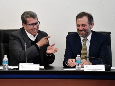 "No somos iguales", dice Lorenzo Córdova; operadores del INE explican a senadores riesgos del Plan B