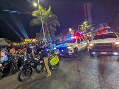 Policías y motociclistas se enfrentan durante el Acamoto 2026 en Acapulco (Videos)