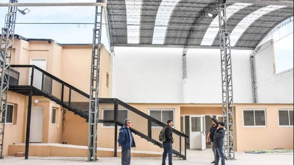 Los funcionarios de Educación inspeccionan las obras de acondicionamiento de los edificios escolares. Fuente: (Gobierno de Neuquén)