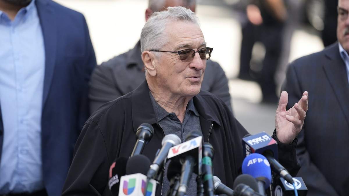 Robert De Niro habla con reporteros al otro lado de la calle del tribunal de Nueva York donde se desarrolla el juicio contra Trump