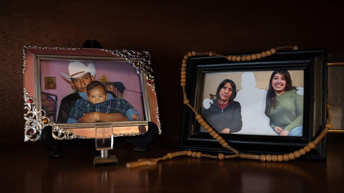 Las imágenes del proyecto fotográfico “Mi familia no está completa” muestran el vacío que dejan en sus seres queridos quienes están ausentes. Yessenia y Ruby buscan a Carlos Antonio Perales Carrera, desaparecido a los 28 años.