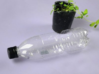Con una botella plástica y un hisopo, creá esta maceta autorriego para tus plantas y salí de viaje tranquilo