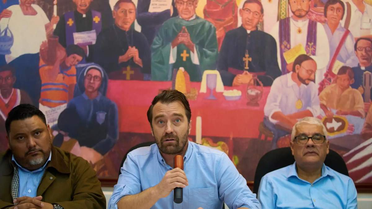 Noah Bullock (centro), director de la organización de derechos humanos Cristosal, durante una conferencia de prensa en la Ciudad de Guatemala
