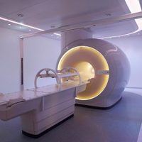 Hombre muere al ser succionado por máquina de resonancia magnética; llevaba una cadena en su cuello