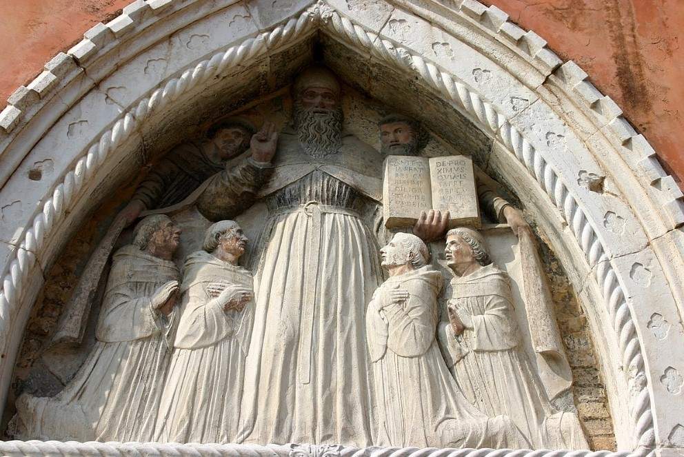 San Agustín rodeado de monjes agustinos
