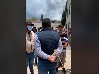 Manifestantes atan a secretario de gobierno en Querétaro y lo exhiben por la calle (Video)