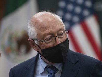Funcionarios de EU denuncian alineamiento de Ken Salazar con gobierno de AMLO: NYT