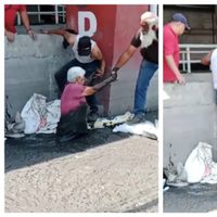 En Ecatepec, adulta mayor cae en una coladera y queda atrapada (Video)