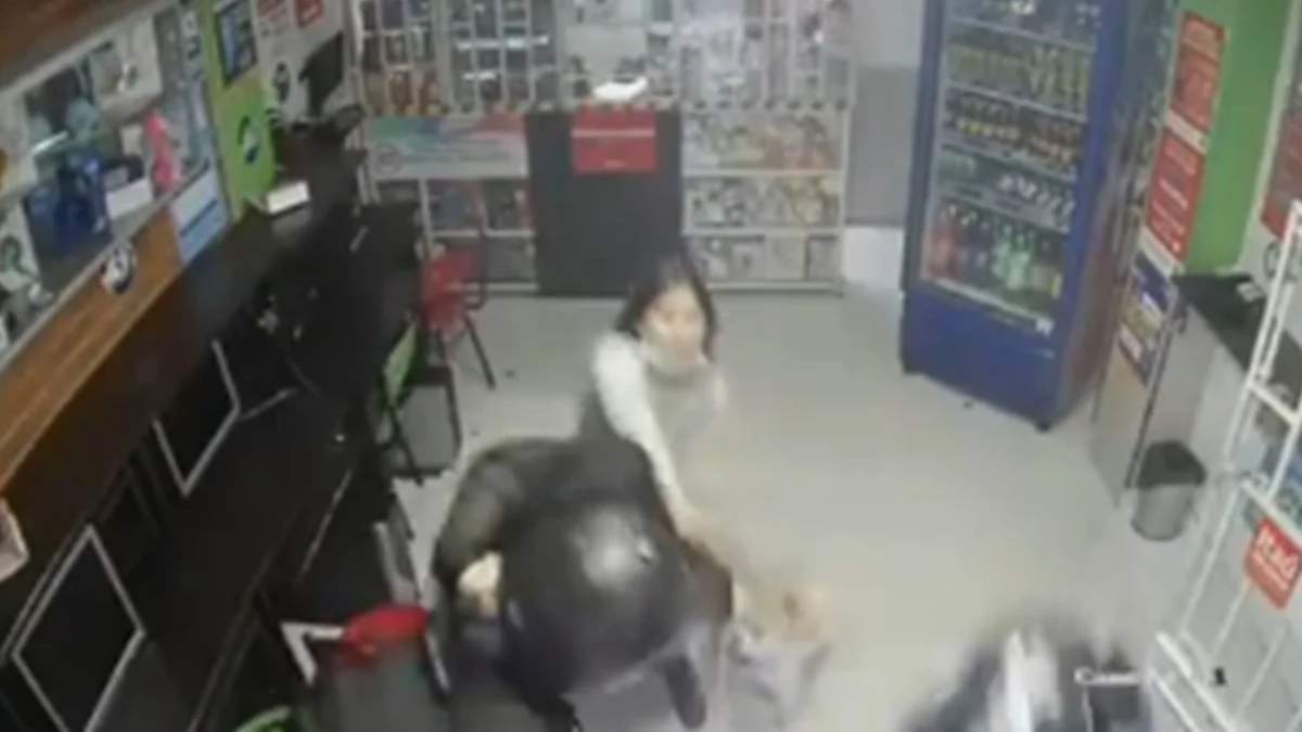 La adolescente enfrentó a los ladrones con un machete en mano